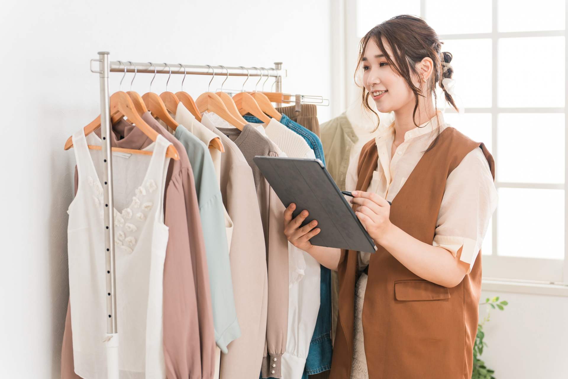 洋服を選ぶ女性
